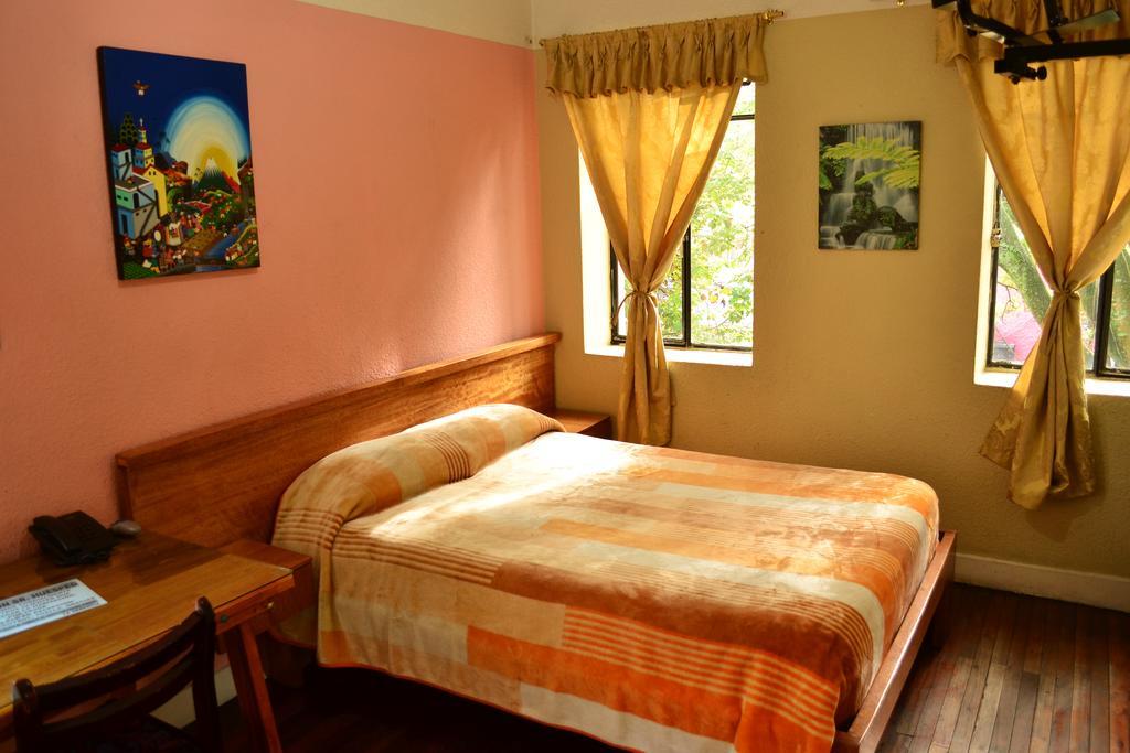 Hostal Loro Verde Кито Екстериор снимка